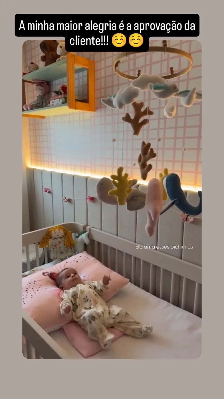 Vídeo do quarto de bebê: o móbile fundo do mar gira sobre o berço enquanto o bebê olha para ele.