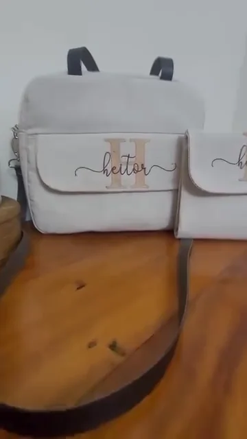 Bolsa de maternidade clara e porta-fraldas do mesmo conjunto.