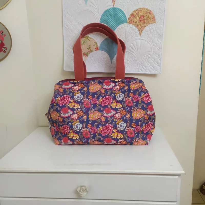 A mesma bolsa vista de lado, mostrando o formato estruturado.