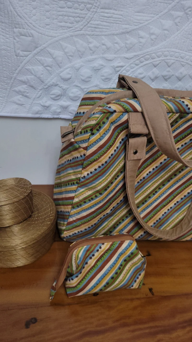 A mesma bolsa vista de cima, com a nécessaire ao lado.