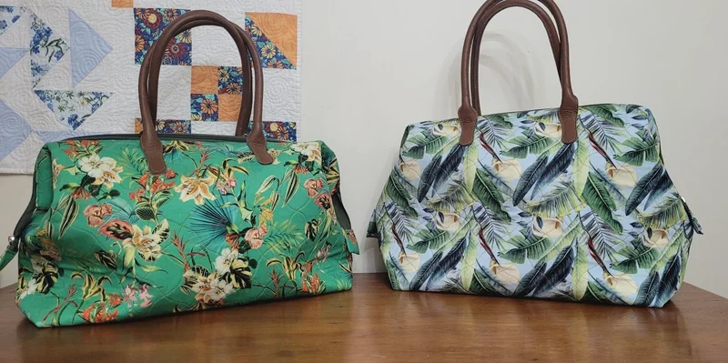 Duas bolsas verdes, com estampas de flores e folhas.