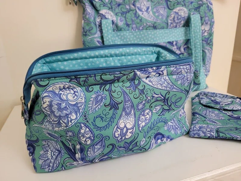 Detalhe das nécessaires e de seus acabamentos azuis.