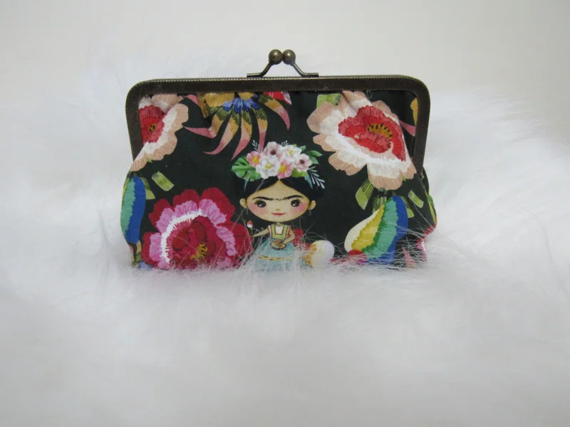 Bolsa pequena com fecho de metal e estampa de Frida.