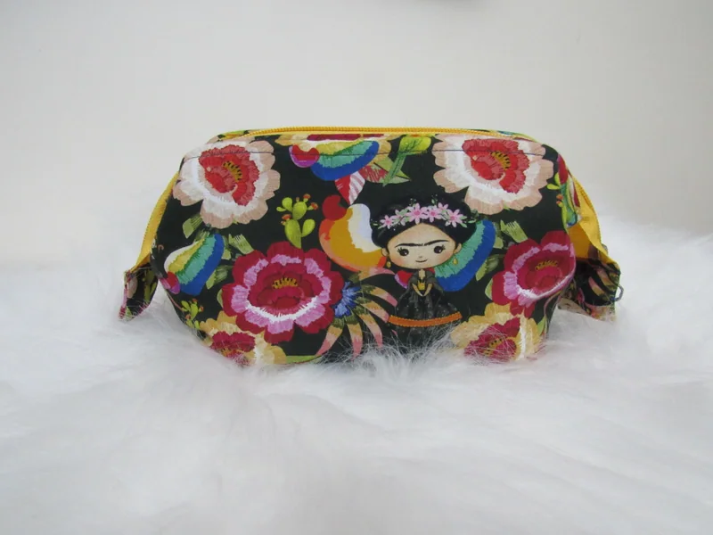 Bolsa com zíper e a mesma estampa floral.