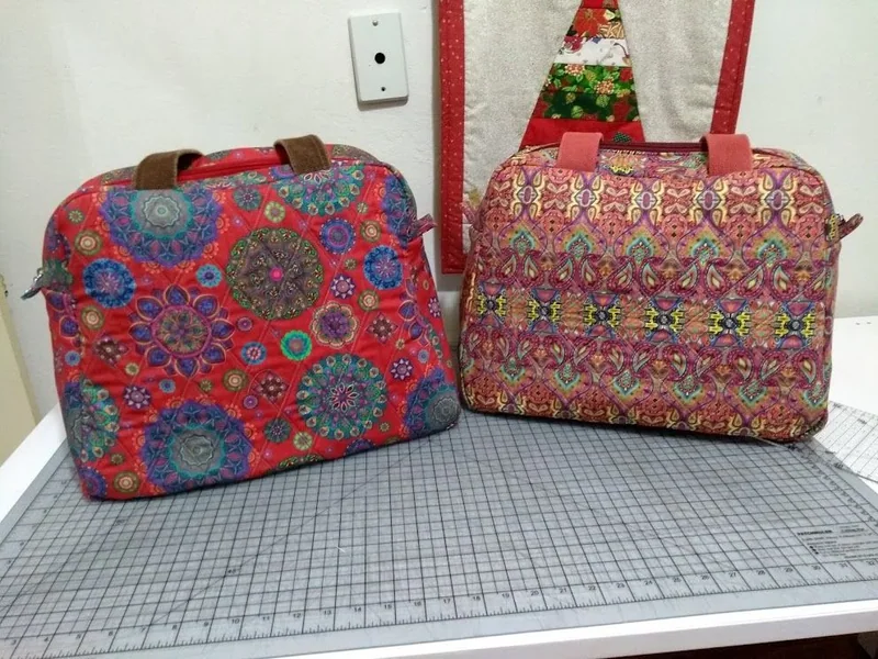 Duas bolsas com estampas circulares em vermelho, azul e rosa.