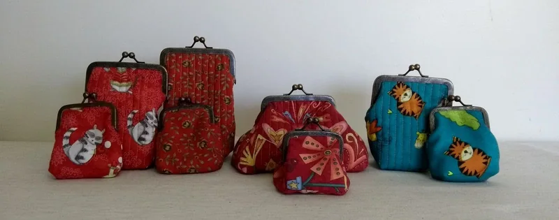 Bolsinhas estampadas em vermelho, rosa e azul, reunidas em conjuntos.