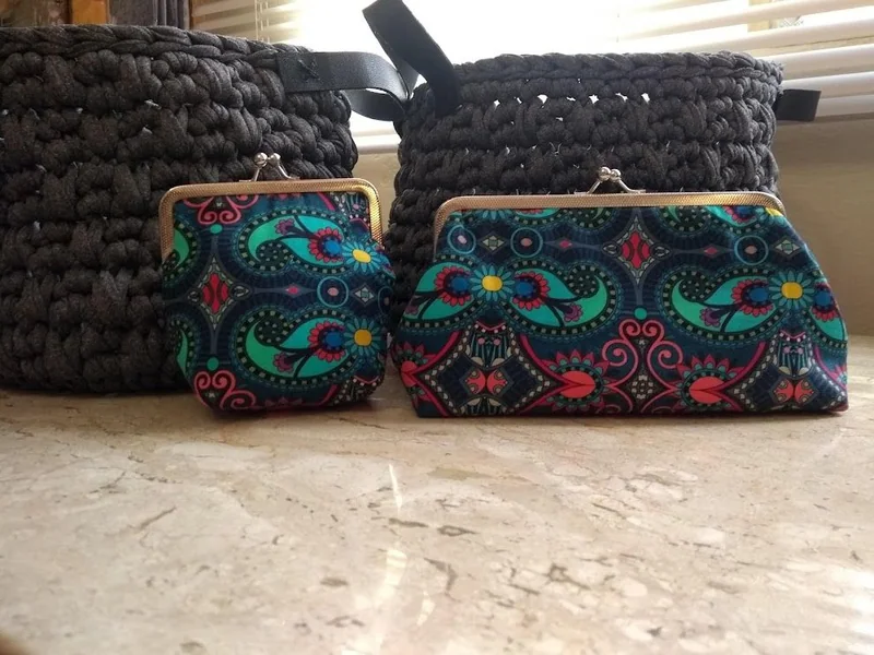 Duas bolsinhas com estampas de pássaros sobre fundo azul.