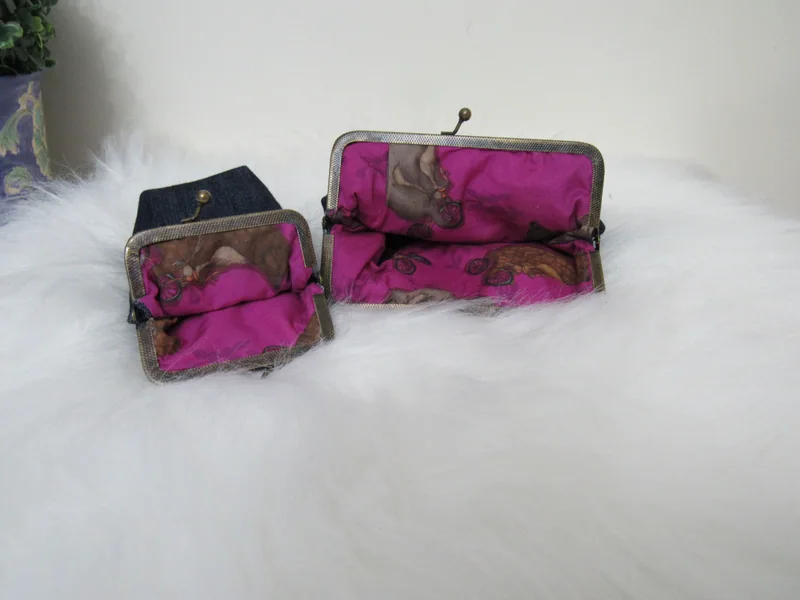 Bolsinhas em tecido rosa com fecho de metal, uma delas aberta.