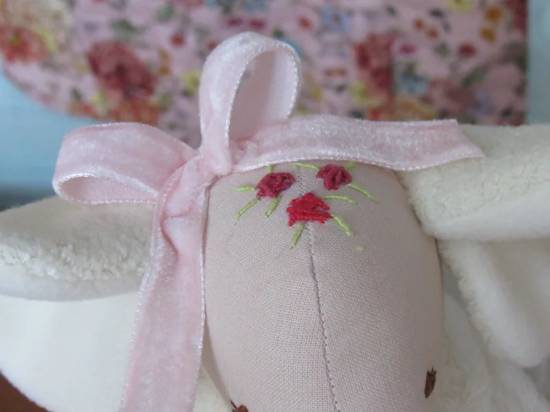 Detalhe das pequenas flores bordadas na cabeça da elefantinha.