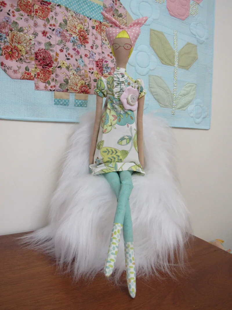 Gato de roupa verde-clara e estampa de folhas.