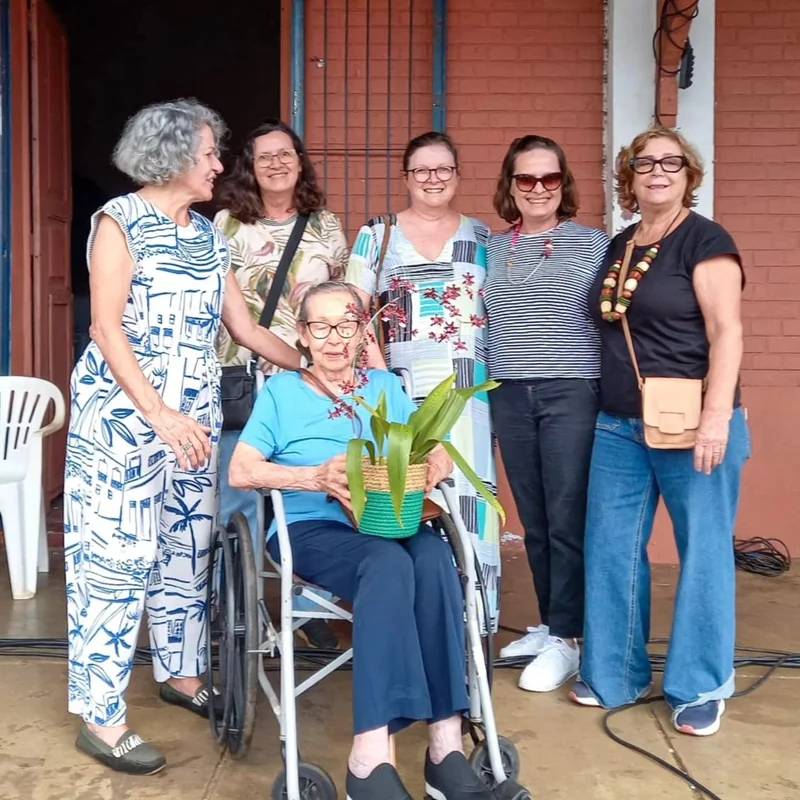 Registro da homenagem a Maria Silvia e Maria Ignez, reunidas com outras participantes da feira.