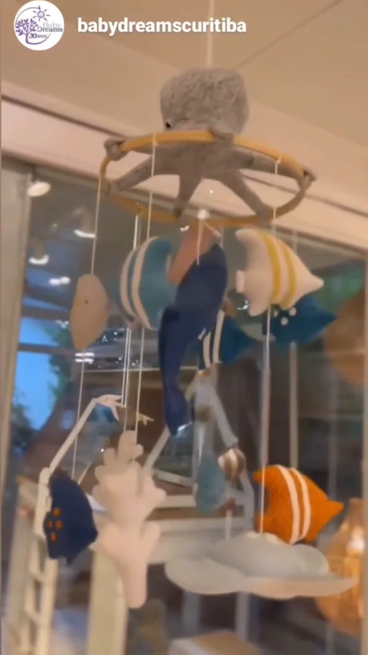 Móbile de animais marinhos exposto na loja Baby Dreams, em Curitiba.