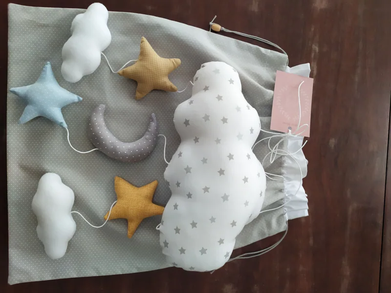 Outra combinação das mesmas peças, com estrelas em amarelo e azul e a nuvem branca de estrelinhas.