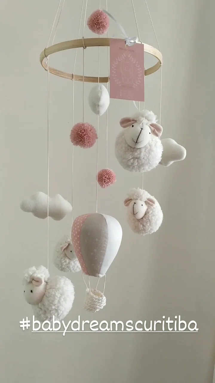 Vídeo do móbile girando, com ovelhinhas, balão rosa, nuvens e pompons, registrado na loja Baby Dreams, em Curitiba.