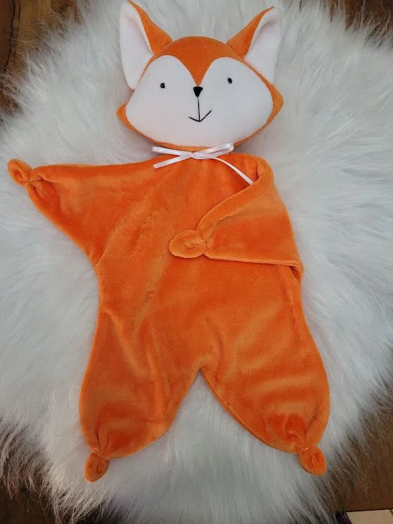 Naninha de raposa laranja, com rosto branco e corpo de tecido.