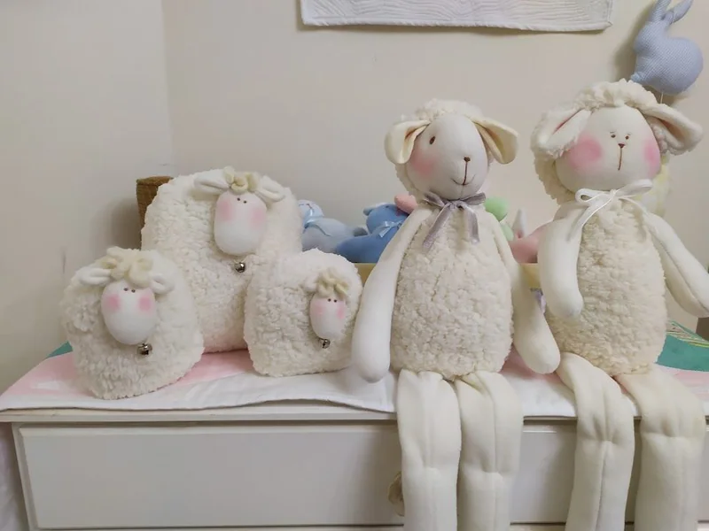 Ovelhinhas claras, algumas de pernas compridas, reunidas no atelier.