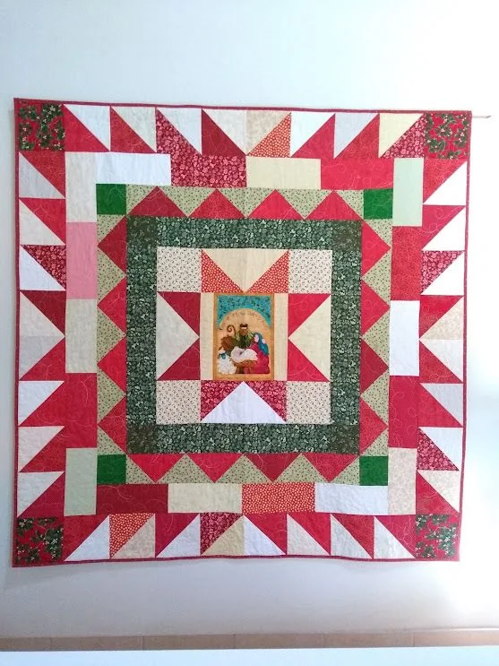 Painel quadrado de patchwork em vermelho, verde e branco.