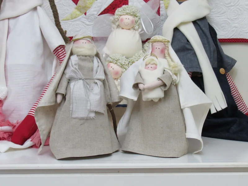 Detalhe dos rostos, das barbas e das roupas dos Papais Noéis.