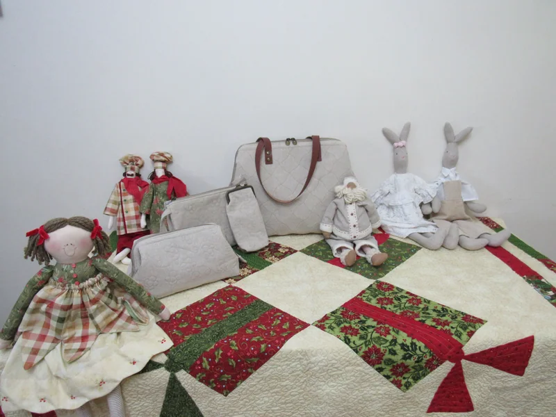 Outra vista dos laços de tecido e dos desenhos de quilting.