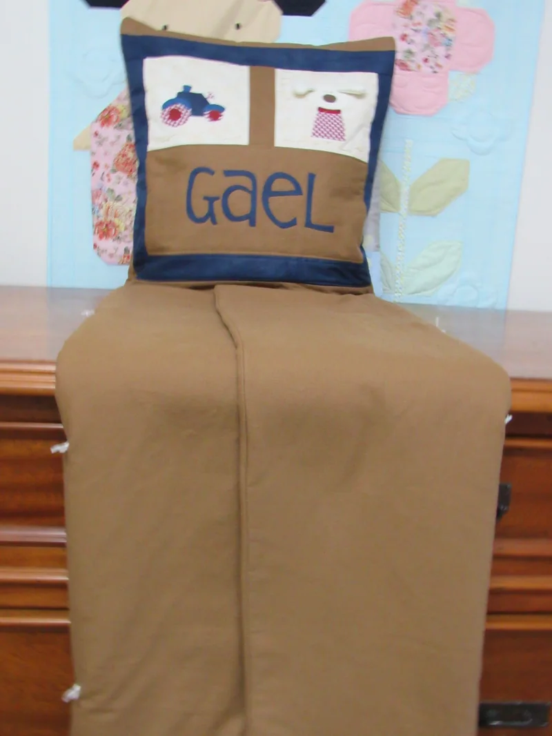 Quillow Gael com a manta caramelo aberta.