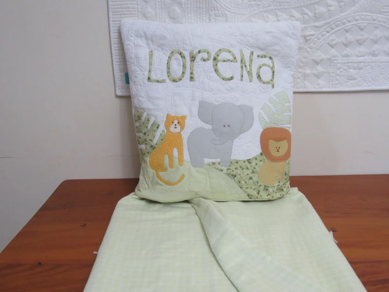 Quillow Lorena com a manta verde-clara aberta.
