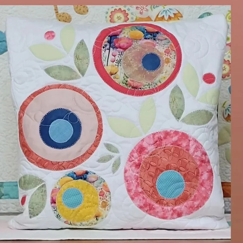 Quillow com grandes flores circulares em tecidos estampados.