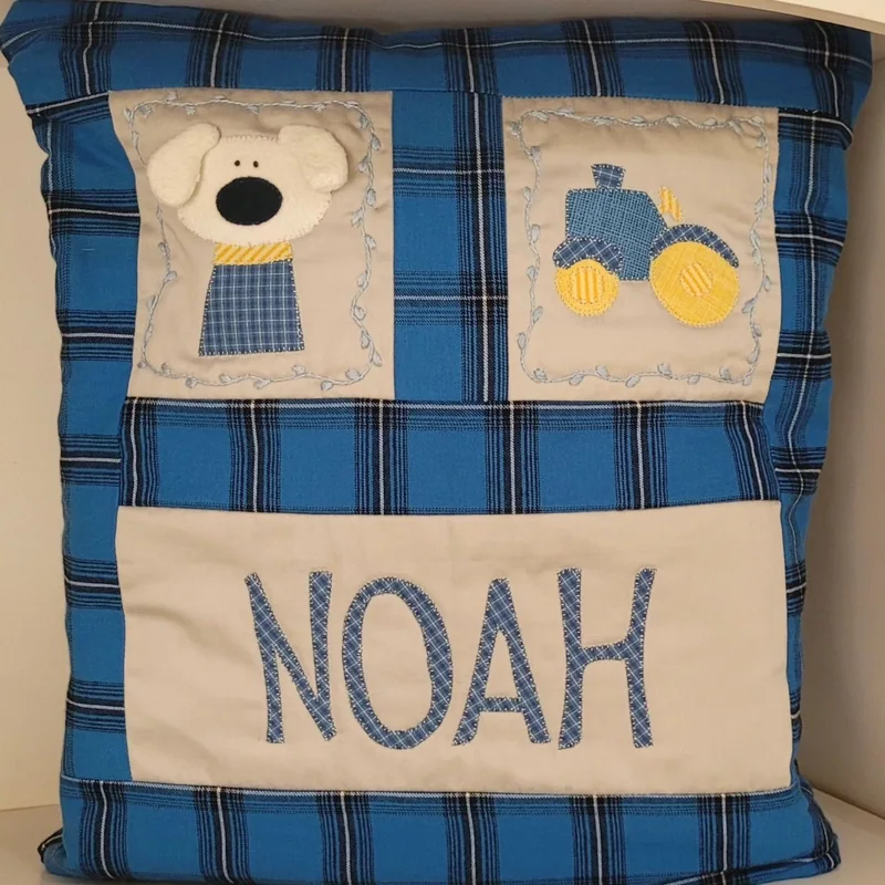 Quillow azul xadrez com cachorro, trator e o nome Noah.
