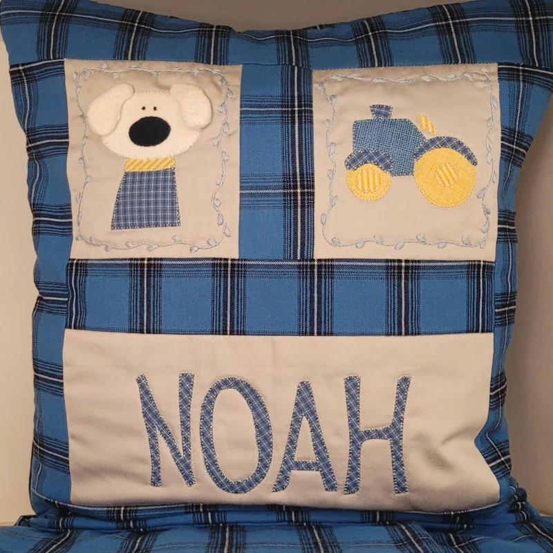 Outra vista das aplicações e do nome Noah no quillow azul.