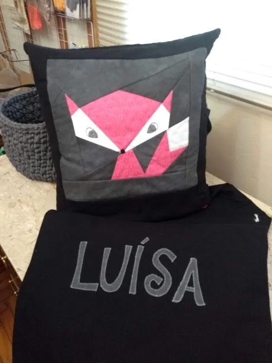 Quillow preto com raposa geométrica rosa e branca e manta com o nome Luísa.