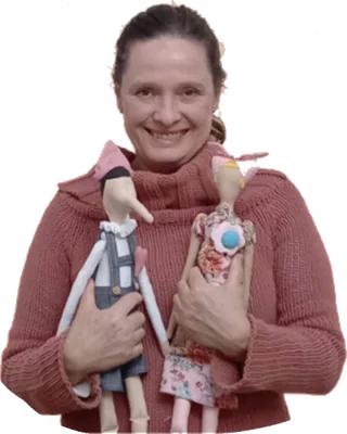 Maria Silvia segurando duas bonecas Tilda