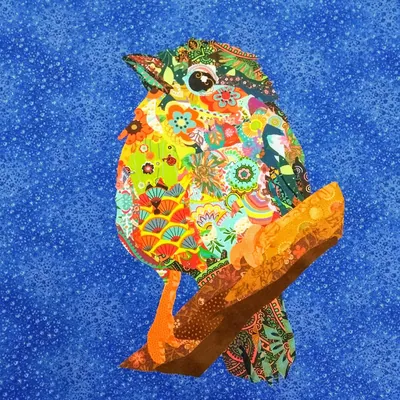 Pássaro artesanal feito com tecidos coloridos e estampados