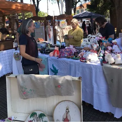 Banca de feira com peças artesanais